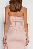 Vestido comprido de cetim cor-de-rosa sem alças com folhos