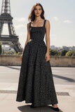 Um vestido longo preto-branco com decote quadrado e linhas