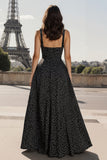 Um vestido longo preto-branco com decote quadrado e linhas