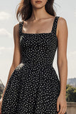 Um vestido longo preto-branco com decote quadrado e linhas