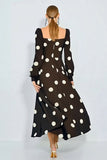 Vestido castanho e branco, linha A com gola quadrada e bolinhas, com mangas compridas