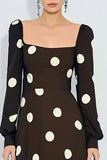 Vestido castanho e branco, linha A com gola quadrada e bolinhas, com mangas compridas