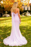 Vestido formal longo de sereia roxo claro com franzinho e capa lateral