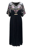 Vestido preto com lantejoulas e decote em V plissado dos anos 1920 com cinto