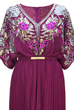 Vestido preto com lantejoulas e decote em V plissado dos anos 1920 com cinto