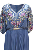 Vestido preto com lantejoulas e decote em V plissado dos anos 1920 com cinto