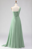 Vestido de dama de honor verde sálvia, linha A, um ombro comprido, com fenda