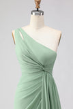 Vestido de dama de honor verde sálvia, linha A, um ombro comprido, com fenda