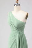 Vestido de dama de honor verde sálvia, linha A, um ombro comprido, com fenda