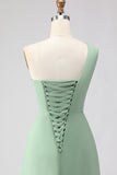 Vestido de dama de honor verde sálvia, linha A, um ombro comprido, com fenda