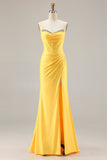Espartilho amarelo com missangas em forma de sereia, renda nas costas, vestido comprido de baile com fenda