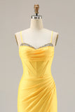 Espartilho amarelo com missangas em forma de sereia, renda nas costas, vestido comprido de baile com fenda