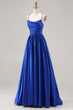 Vestido de baile longo de cetim com missangas azul real e renda nas costas