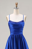 Vestido de baile longo de cetim com missangas azul real e renda nas costas