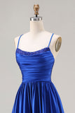 Vestido de baile longo de cetim com missangas azul real e renda nas costas