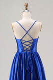 Vestido de baile longo de cetim com missangas azul real e renda nas costas