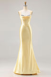 Vestido comprido de baile de finalistas com espartilhos de sereia amarelo claro e renda nas costas