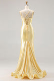 Vestido comprido de baile de finalistas com espartilhos de sereia amarelo claro e renda nas costas