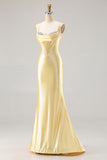 Vestido comprido de baile de finalistas com espartilhos de sereia amarelo claro e renda nas costas