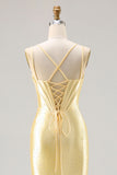 Vestido comprido de baile de finalistas com espartilhos de sereia amarelo claro e renda nas costas