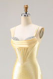 Vestido comprido de baile de finalistas com espartilhos de sereia amarelo claro e renda nas costas