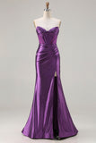 Vestido de baile longo de finalista com alças em tons de sereia roxo escuro com contas e abertura