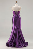 Vestido de baile longo de finalista com alças em tons de sereia roxo escuro com contas e abertura