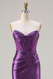 Vestido de baile longo de finalista com alças em tons de sereia roxo escuro com contas e abertura