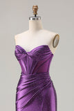 Vestido de baile longo de finalista com alças em tons de sereia roxo escuro com contas e abertura