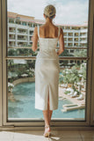 Vestido de Noiva Midi Branca Simples com Decote Quadrado e Corte Justo