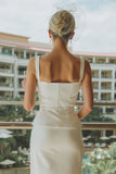 Vestido de Noiva Midi Branca Simples com Decote Quadrado e Corte Justo