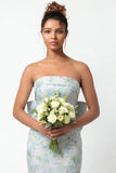 Vestido Comprido Branco Sem Alças com Estampado Floral Azul e Laço para Dama de Honor