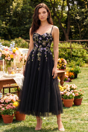 Vestido Midi Preto com Alças Finas em Tule com Aplicação para Convidada de Casamento
