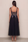 Vestido Midi Preto Linha-A Convidada Casamento com Decote Quadrado e Aplicações