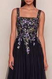 Vestido Midi Preto Linha-A Convidada Casamento com Decote Quadrado e Aplicações