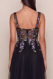 Vestido Midi Preto Linha-A Convidada Casamento com Decote Quadrado e Aplicações