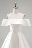 Vestido de noiva curto em linha A com espartilho branco de cetim no ombro