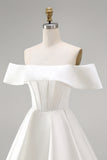 Vestido de noiva curto em linha A com espartilho branco de cetim no ombro