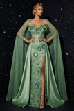 Vestido de noite de sereia com bordados de tiras finas verdes, com folhos e abertura