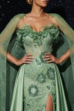 Vestido de noite de sereia com bordados de tiras finas verdes, com folhos e abertura