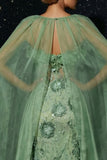 Vestido de noite de sereia com bordados de tiras finas verdes, com folhos e abertura