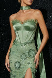 Vestido de noite sereia sem alças com bordado verde e folhos