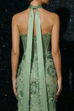 Vestido de noite sereia sem alças com bordado verde e folhos