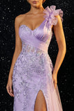 Vestido de noite de sereia roxo brilhante com folhos e folhos de um ombro e fenda