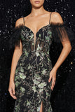 Vestido de noite sereia preto com aplicações brilhantes, ombro frio, com fenda