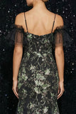 Vestido de noite sereia preto com aplicações brilhantes, ombro frio, com fenda