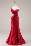 Vestido comprido de baile de sereia com recorte vermelho e corte de cetim com fenda