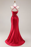 Vestido comprido de baile de sereia com recorte vermelho e corte de cetim com fenda