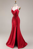 Vestido comprido de baile de sereia com recorte vermelho e corte de cetim com fenda