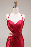 Vestido comprido de baile de sereia com recorte vermelho e corte de cetim com fenda
